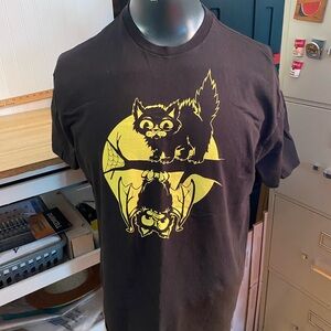Preowned Men,s Black/Yellow Scared Cat T-Shirt. 2XL. Short Sleeve.